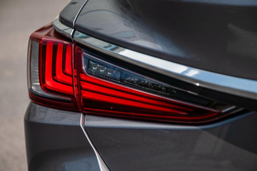 Детали экстерьера Lexus ES250 2018 года  (WW) (фото 8 из 21)